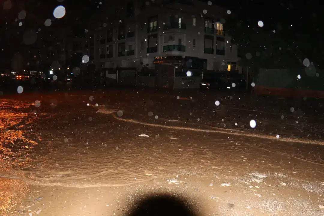 Fırtına ve Hortum Seraları Yıktı, Yollar Göle Döndü 8